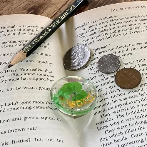 Miniatura 2 de KIN-HEBI Ficha de bolsillo de buena suerte con trébol de cuatro hojas real, conservada, 1.25 pulgadas, incluye palabra de buena suerte