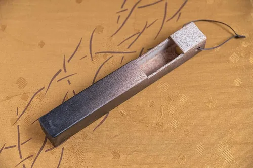 Miniatura 3 de Jarrón de pared fabricado en Japón, jarrón de pared de cerámica japonés para un solo tallo, diseño minimalista de Wabi-Sabi, acabado natural al