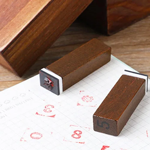 Miniatura 7 de DIYOMR Sellos de letras vintage, sellos de goma de madera, juego de 26 sellos del alfabeto con caja de madera roja antigua vintage para hacer