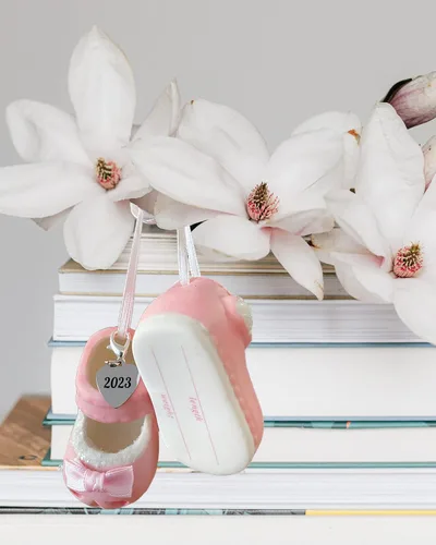 Miniatura 8 de Ganz Zapatos de bebé niña adornos personalizados rosa fechado 2023 botines de adorno de la primera Navidad para nuevos padres, nacimiento