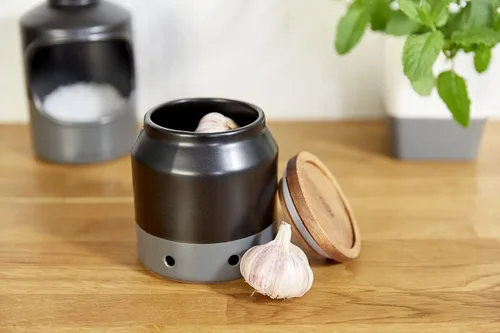Miniatura 2 de Cole & Mason H822135 Elmdon - Garlic Keeper, organizador de cocina, olla de almacenamiento para ajo fresco, cerámica, acacia/silicona, 4.724 in x