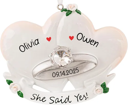 Miniatura 9 de Adorno personalizado de compromiso de nuestra primera Navidad 2026 Anillo de compromiso de diamantes en caja roja para el árbol de Navidad She