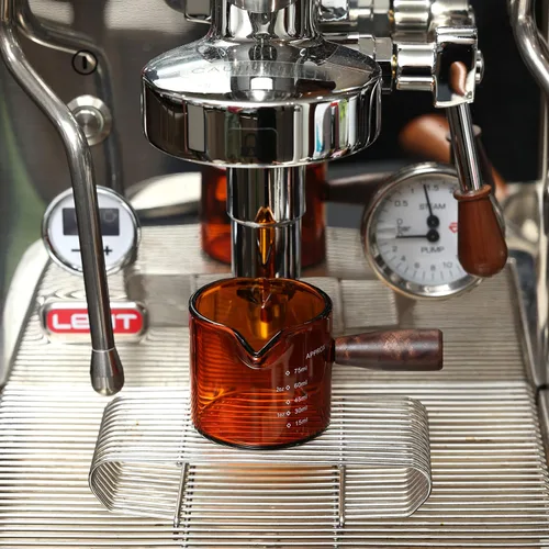 Miniatura 5 de Vaso de chupito color ámbar de 3.5 onzas, doble boquilla con mango de nogal americano, taza medidora de vidrio de doble boquilla, jarra de espuma
