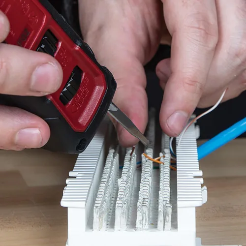 Miniatura 7 de Klein Tools VDV427-300 Herramienta de perforación de impacto con hoja 66/110, conexiones de cable CAT confiables, fuerza ajustable, incluye púa