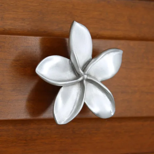 Miniatura 4 de Pomo de gabinete Plumeria (grande) Perilla de gabinete de flores Frangipani Colección de peltre de artista Herrajes para cocina, dormitorio
