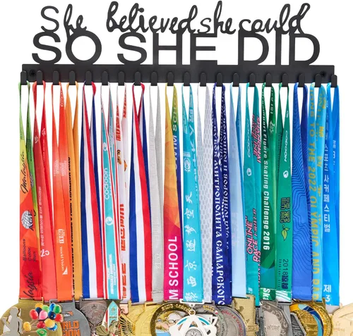 Goutoports Exhibidor Colgador de Medallas - She Believed She Could She Did - Colgador de Pared Personalizado para Medallas de Corredor de Carreras