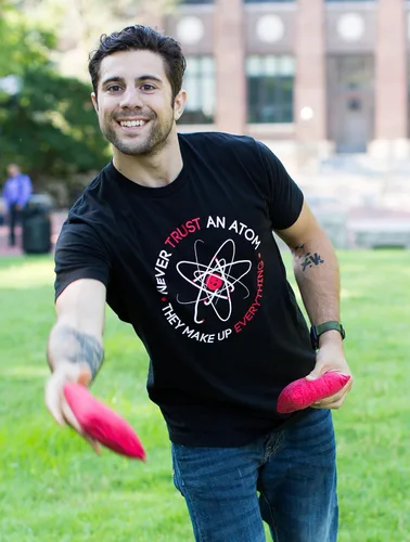 Miniatura 5 de Never Trust an Atom, They Make Up Everything Camiseta unisex de ciencia divertida
