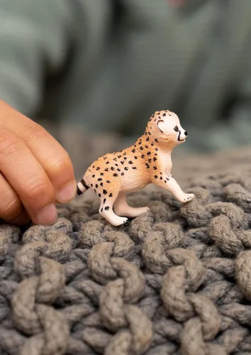 Miniatura 2 de Schleich Wild Life - Juguetes de safari de animales salvajes para niños y niñas, figura de juguete de cachorro de guepardo, a partir de 3 años