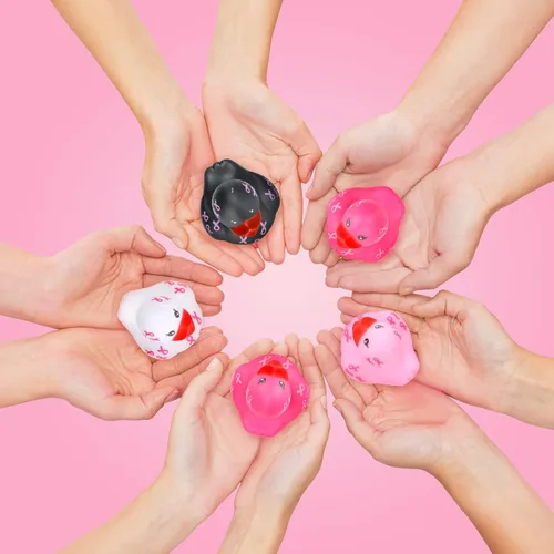 Miniatura 7 de Honoson 12 piezas de patos de goma con cinta rosa sobre el cáncer de mama, mini patos de goma para concientización sobre el cáncer de mama, regalos