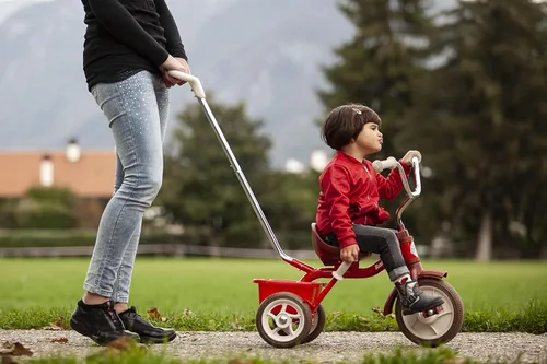 Miniatura 7 de Italtrike Triciclo de pasajero con asa de empuje y cesta para niños pequeños y niños, ingeniería superior, fuerte y duradero, fácil de montar