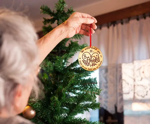 Miniatura 3 de PETCEE Adornos de Navidad en el cielo, adorno conmemorativo de Navidad de 3 pulgadas, te sostendremos en nuestros corazones hasta que te podamos