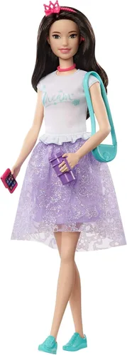 Barbie Muñeca Princess Adventure Renee (morena de 12 pulgadas) en moda y accesorios, con teléfono inteligente, bolso, taza de viaje y tiara, regalo