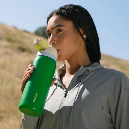 Miniatura 6 de Owala FreeSip - Botella de agua aislada de acero inoxidable con popote, botella de agua deportiva sin BPA, ideal para viajes, 32 onzas, verde putting