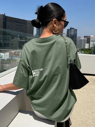 Miniatura 2 de MakeMeChic Camiseta casual de manga corta con estampado de letras y cuello redondo para mujer