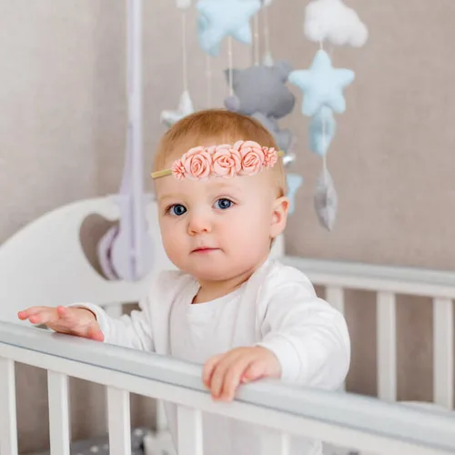Miniatura 4 de Cinaci Paquete de 5 diademas delicadas de nailon con flores florales, accesorios para el cabello para bebés, niñas, recién nacidos, bebés y niños