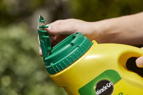 Miniatura 3 de Miracle-Gro Shake 'N Feed - Alimento vegetal multiusos más preventivo de malezas1, evita la hierba de cangrejo, la pamplina común y la verdolaga