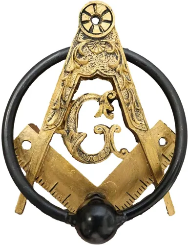 Ebros Gift Masonería Masónica de Oro Sintético Antiguo Cuadrado Masónico y Brújulas Monograma Aldaba de puerta decorativa con volutas de resina