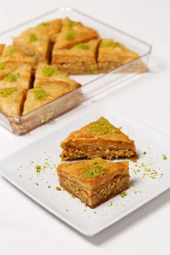Miniatura 3 de Cedar Pastries Baklava triangular tradicional de 16 piezas – Surtido de anacardos, almendras y nueces Postre mediterráneo hecho a mano Kosher