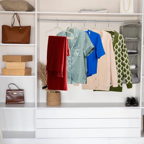 Miniatura 2 de Quality Hangers Paquete de múltiples perchas de plástico delgadas para ropa, perchas resistentes sin terciopelo rosa con gancho cromado giratorio