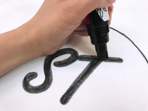 Miniatura 7 de Tulip Marcador permanente de tela, punta de cincel gigante negra, sin juego de calor, mínimo sangrado, secado rápido para ropa, zapatos, bolsas