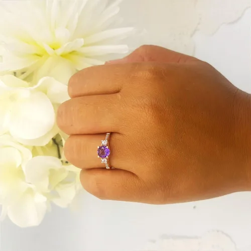 Miniatura 5 de Dazzlingrock Collection Anillo de compromiso de 3 piedras preciosas redondas de 10 quilates y diamantes para mujer, oro rosa