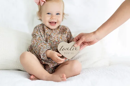 Miniatura 6 de Kate & Milo Juego de Tarjetas de Hitos de Bebé de Madera en Forma de Corazón – 1-12 Meses, Accesorio de Fotos Mensual Neutro en Género como Recuerdo