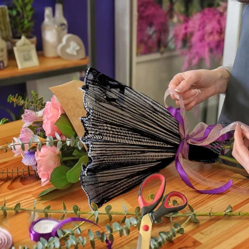 Miniatura 4 de BENECREAT 1.33 metros de papel de malla para envolver flores negro, papel de embalaje para ramo con borde de perlas, translúcido arrugado