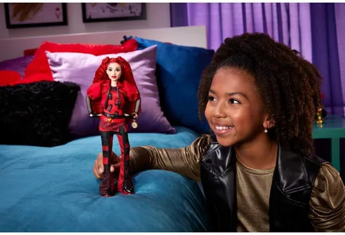 Miniatura 2 de Mattel Disney Descendants: La Rebelión de Red Muñeca de Moda y Accesorio – Rojo, Hija de la Reina de Corazones con Ropa Inspirada en la Película
