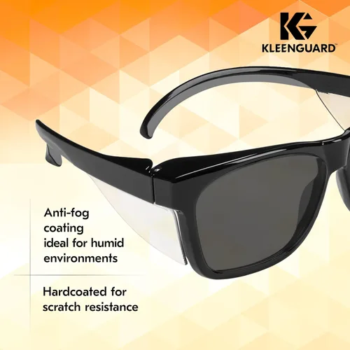 Miniatura 6 de KleenGuard™ V30 Maverick™ - Gafas de seguridad (49311), con revestimiento antivaho KleenVision™, lentes ahumadas, montura negra, gafas de sol unisex