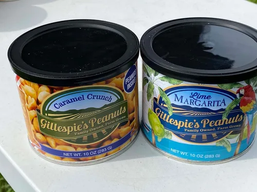 1 caramelo crujiente, 1 paquete variado de Margarita de lima Gillespie's Peanuts cultivados en nuestra granja familiar. (1 caramelo crujiente, 1