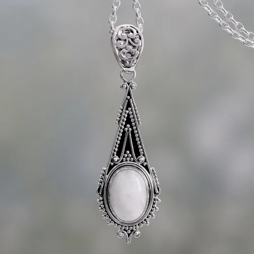 Miniatura 2 de NOVICA Aretes artesanales hechos a mano con perlas cultivadas, plata de ley blanca, piedra natal india de agua dulce 0.7 pulgadas de largo x 0.7