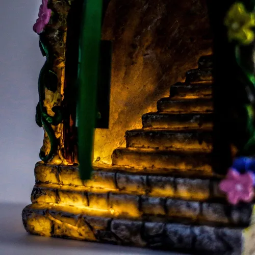 Miniatura 5 de Marsrut A Solar Fairy Door Garden Miniaturas con escalones y puerta de apertura: resina, adornos impermeables y brillantes, accesorios iluminados