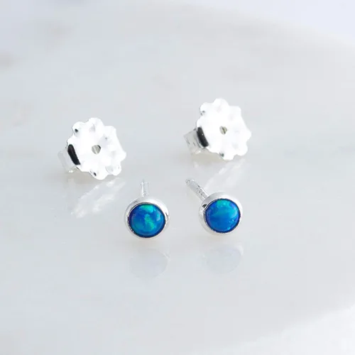 Miniatura 14 de Aretes pequeños de plata de ley para cartílago, tragus, hélix, múltiples piercings hipoalergénicos, piedra natal para mujer, juego de bisel