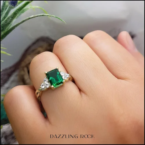 Miniatura 2 de Dazzlingrock Collection Anillo de compromiso con forma de esmeralda de 0.315 x 0.236 in creado en laboratorio y zafiro blanco redondo de 0.087 in