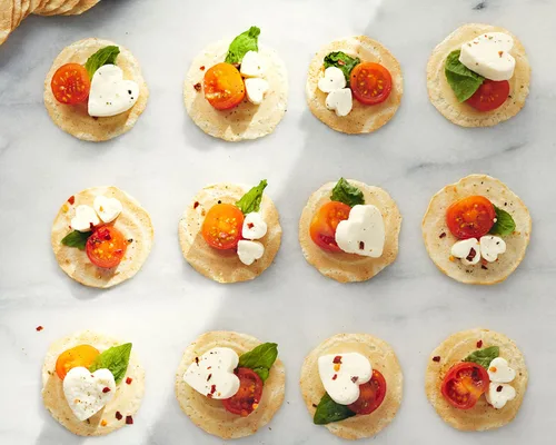 Miniatura 3 de 34 Degrees Rosemary Crisps Galletas finas ligeras y crujientes para embutidos, tablas de queso y entretenimiento, paquete individual (4.5 onzas)