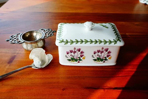 Miniatura 7 de Portmeirion Botanic Garden - Mantequillera de 6 pulgadas con tapa de perilla, varios motivos florales, plato de mantequilla de porcelana