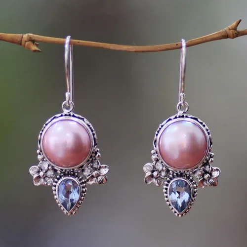 Miniatura 3 de NOVICA Aretes artesanales hechos a mano con perlas cultivadas de agua dulce y topacio azul, plata de ley 925, diseño floral de Indonesia blanca