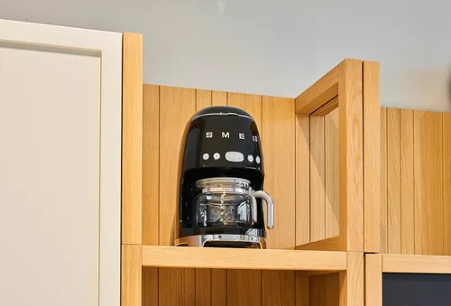 Miniatura 4 de Smeg Cafetera de goteo estética de estilo retro de los años 50 con jarra de vidrio de 10 tazas, función de arranque automático, plato para mantener