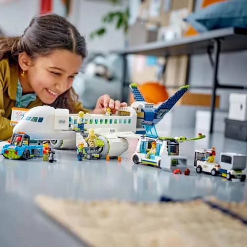 Miniatura 7 de LEGO City Passenger Airplane Toy – Juego de construcción para niños y niñas, a partir de 7 años – Regalo educativo para niños – con juguetes
