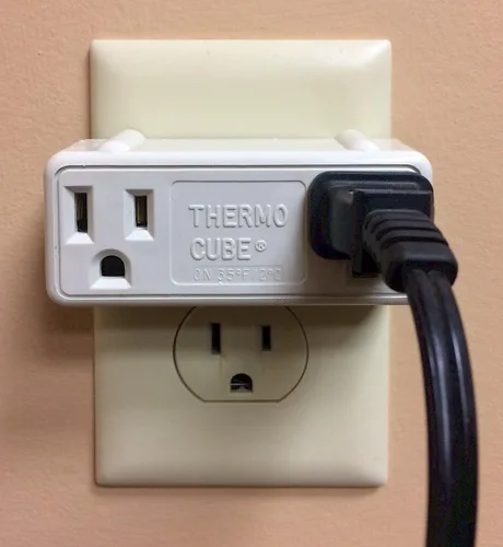 Miniatura 2 de Thermo Cube Modelo TC-3: Toma de corriente controlada termostáticamente - encendido a 35 grados/apagado a 45 grados