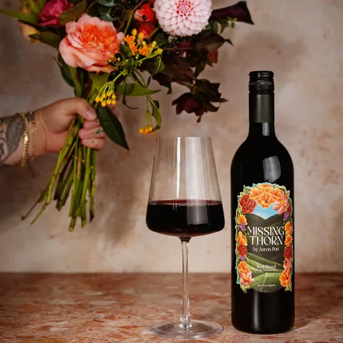 Miniatura 3 de Vino tinto sin alcohol Bordeaux de Missing Thorn por Aaron Pott - Vino sin alcohol con sabor a rica mora, cereza negra y cassis - Bajo en azúcar