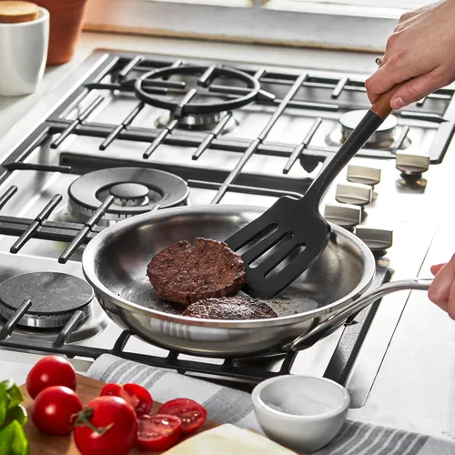 Miniatura 8 de STAUB Espátula de silicona con voladizo, perfectamente angulada para levantar panqueques, sándwiches y recoger verduras. De silicona negra mate
