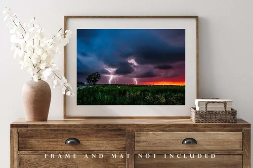 Miniatura 4 de Impresión fotográfica de tormenta (no enmarcada) Imagen de ataques de relámpagos mientras luciérnagas giran al atardecer en la noche tormentosa