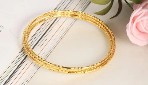 Miniatura 5 de Juego de 4 pulseras redondas de acero inoxidable con textura múltiple de tono dorado para mujeres y niñas Acero inoxidable