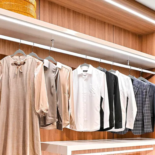 Miniatura 6 de Quality Hangers Paquete de 20 perchas de plástico para ropa, perchas delgadas sin terciopelo con gancho cromado giratorio de 360° y muescas