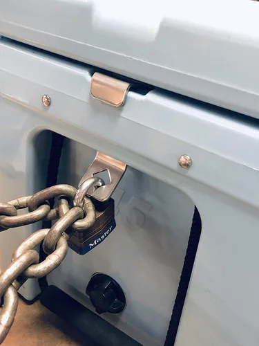 Miniatura 5 de Soportes universales de bloqueo para enfriador: diseñados para adaptarse a la ranura de amarre de cofres de hielo rotomoldeados medianos a grandes