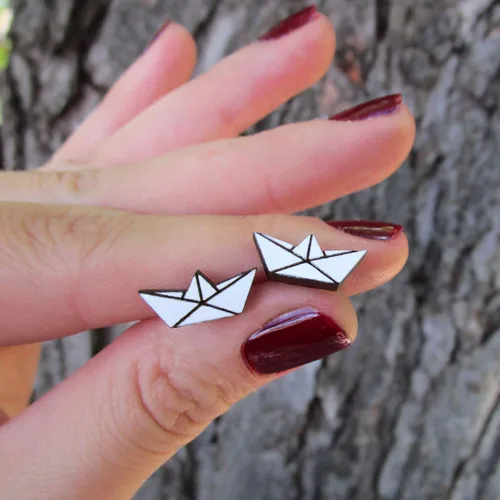 Miniatura 4 de Origami - Aretes de madera pintada de color blanco con postes de titanio hipoalergénicos sin níquel, joyería de capitán marinero