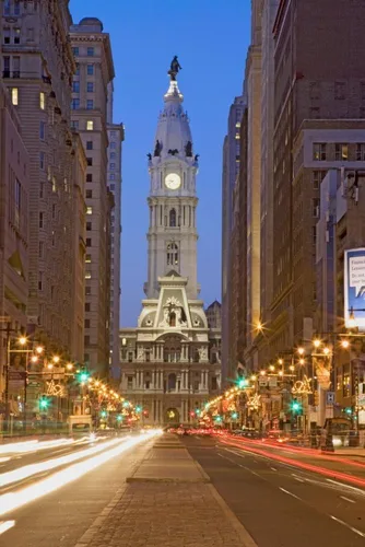 Panoramic Images - Estatua de William Penn en la parte superior del ayuntamiento al anochecer y luces de coche rayadas de Broad Street Filadelfia,