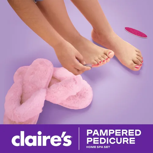 Miniatura 2 de Claire's Kit de pedicura para niños, juego de spa en casa de 7 piezas con pantuflas peludas, esmalte de uñas, separadores de dedos y lima de uñas