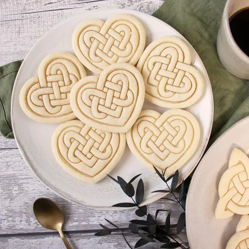 Miniatura 5 de Juego de 2 cortadores de galletas Celtic Triquetra (Diseños: Celtic Heart y Triquetra), 2 piezas - Bakerlogy